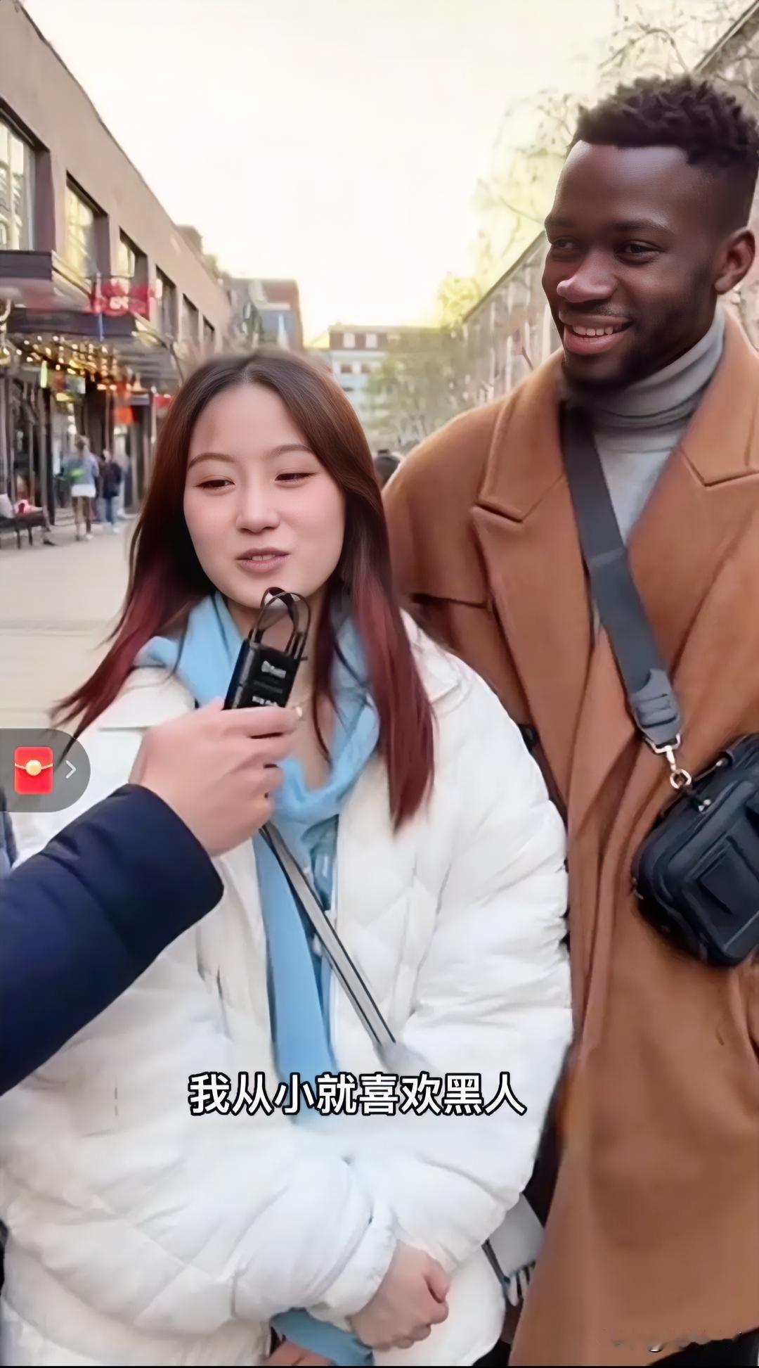 万万没想到，街采一对跨国情侣，女孩一开口就震惊路人。

女孩24岁南京人，男友2