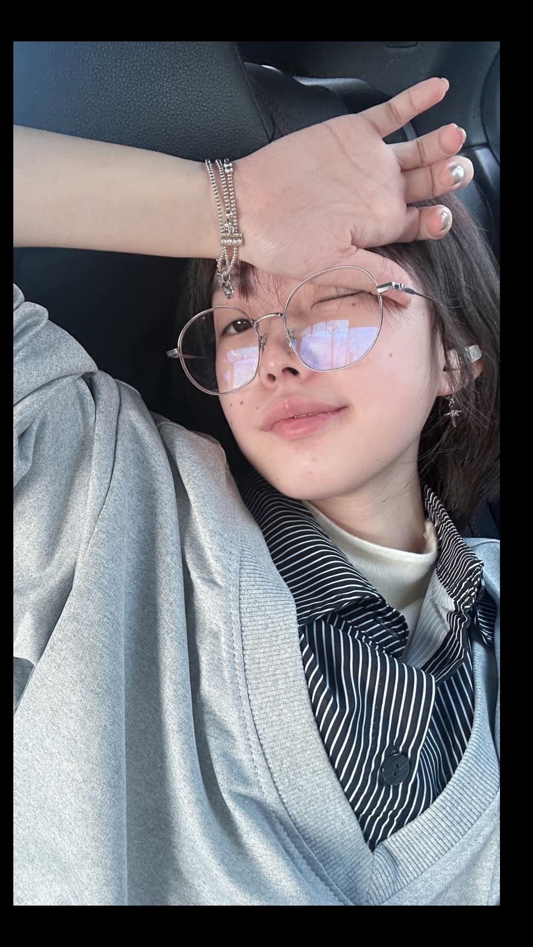 怎么年纪上来了痣也上来了15个求超越。曾经当妆娘的时候，我素颜给人化妆...