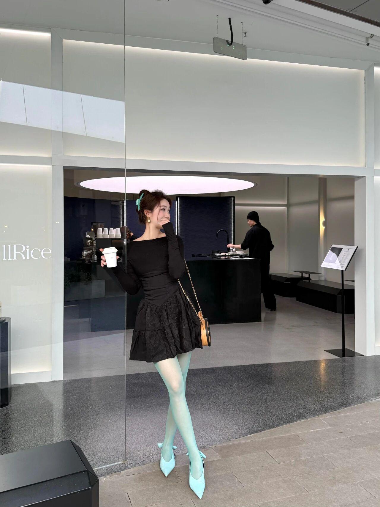 整体氛围
这组照片是清冷高级感与甜酷少女感的完美融合，在简约现代的艺术空间里，塑