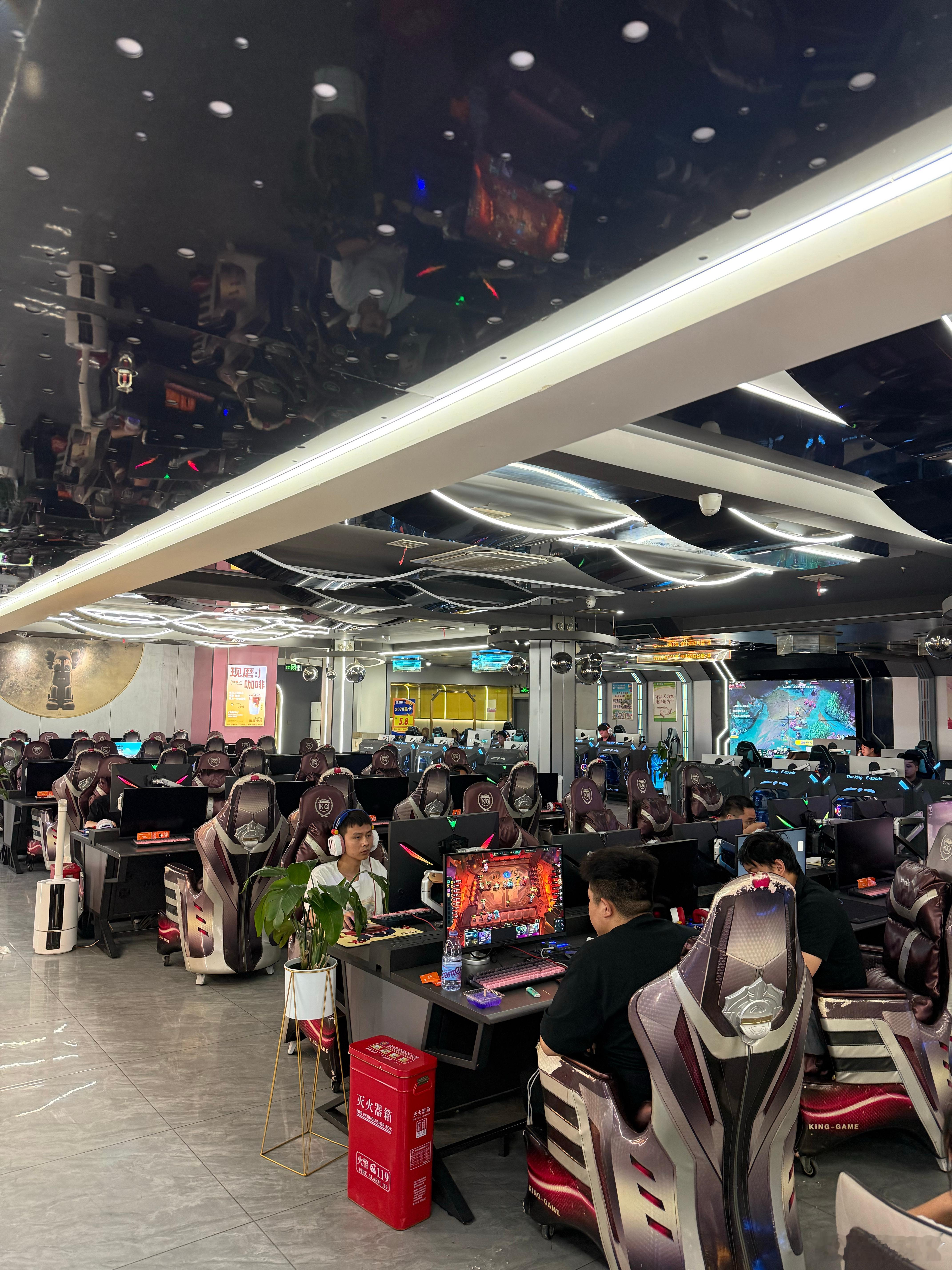 今天路过河南南阳，来网吧写公众号，7.8给120网费！我在包间写了两个多小时，花