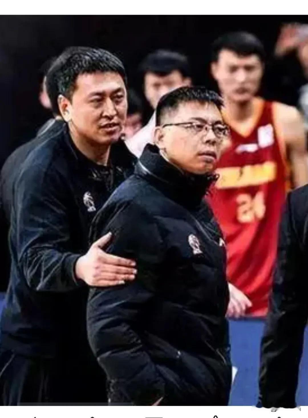 世界罕见！
浙江稠州队：浙江队一对一防守，五个人刚好一人防一个，咦，底线还有一个