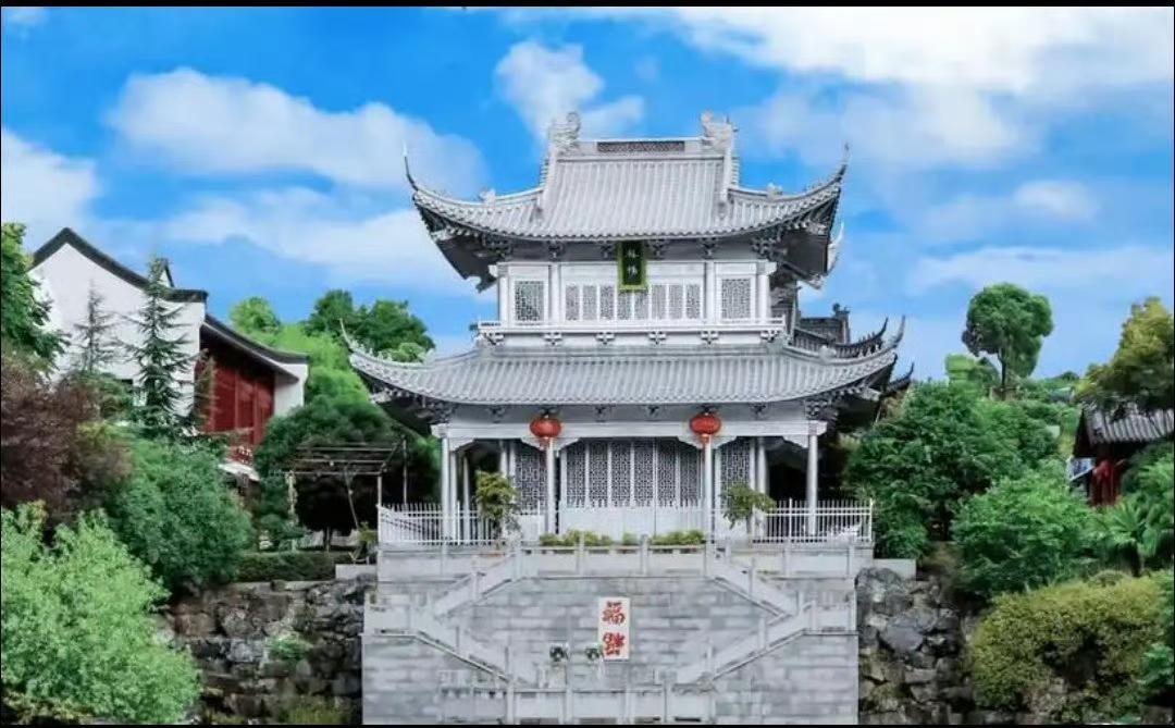 湖南永兴那栋通体银光闪闪的“银楼”，最近被法院端上拍卖桌，起拍价只要1.75吨纯