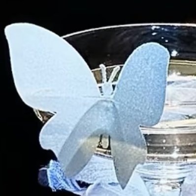 0000别怕路远梦长，只要脚步不停，每一步都在靠近光。愿你始终眼里有光，心中有火