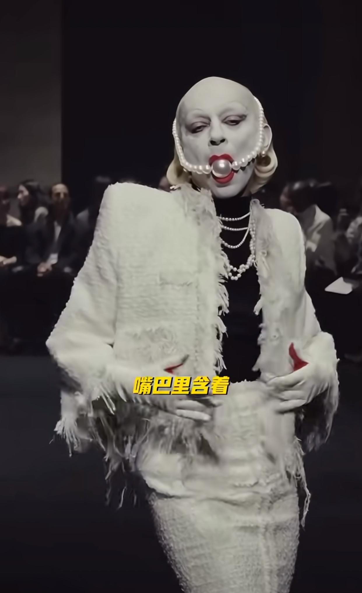 不敢相信，这居然是国外高级秀场上的服装展示

完全看不到一点美感，还挺有视觉冲击