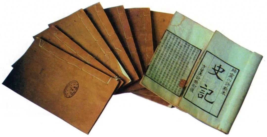 翻开《左传》，你会看到郑庄公在母亲面前说出"不及黄泉，无相见也"的赌气话；翻开《
