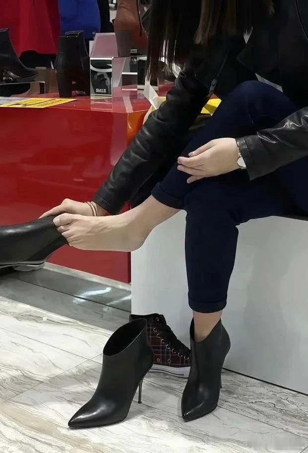 这种鞋光脚穿不闷吗？ 