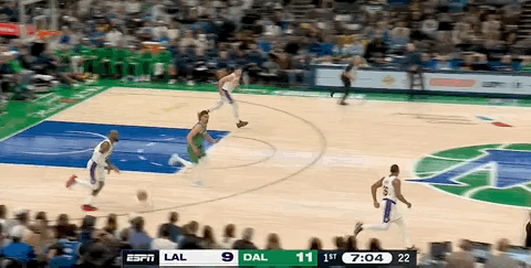 詹姆斯助攻艾顿暴扣，四分卫长传！ 