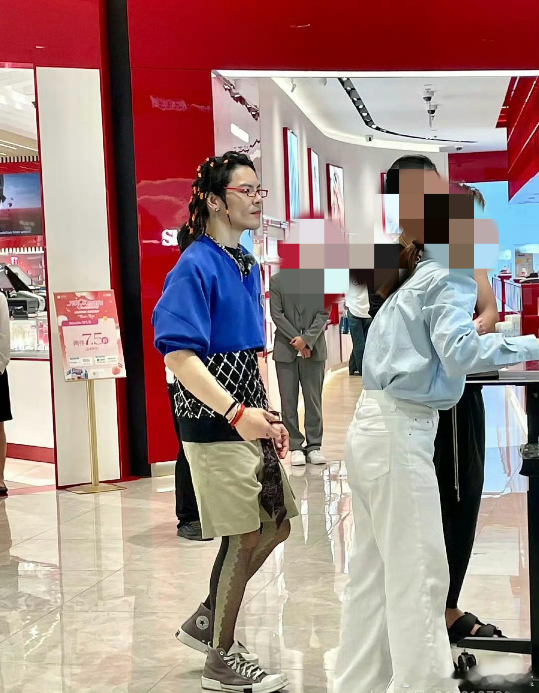 无论如何，向佐过于“时尚”了[喵喵][喵喵] 