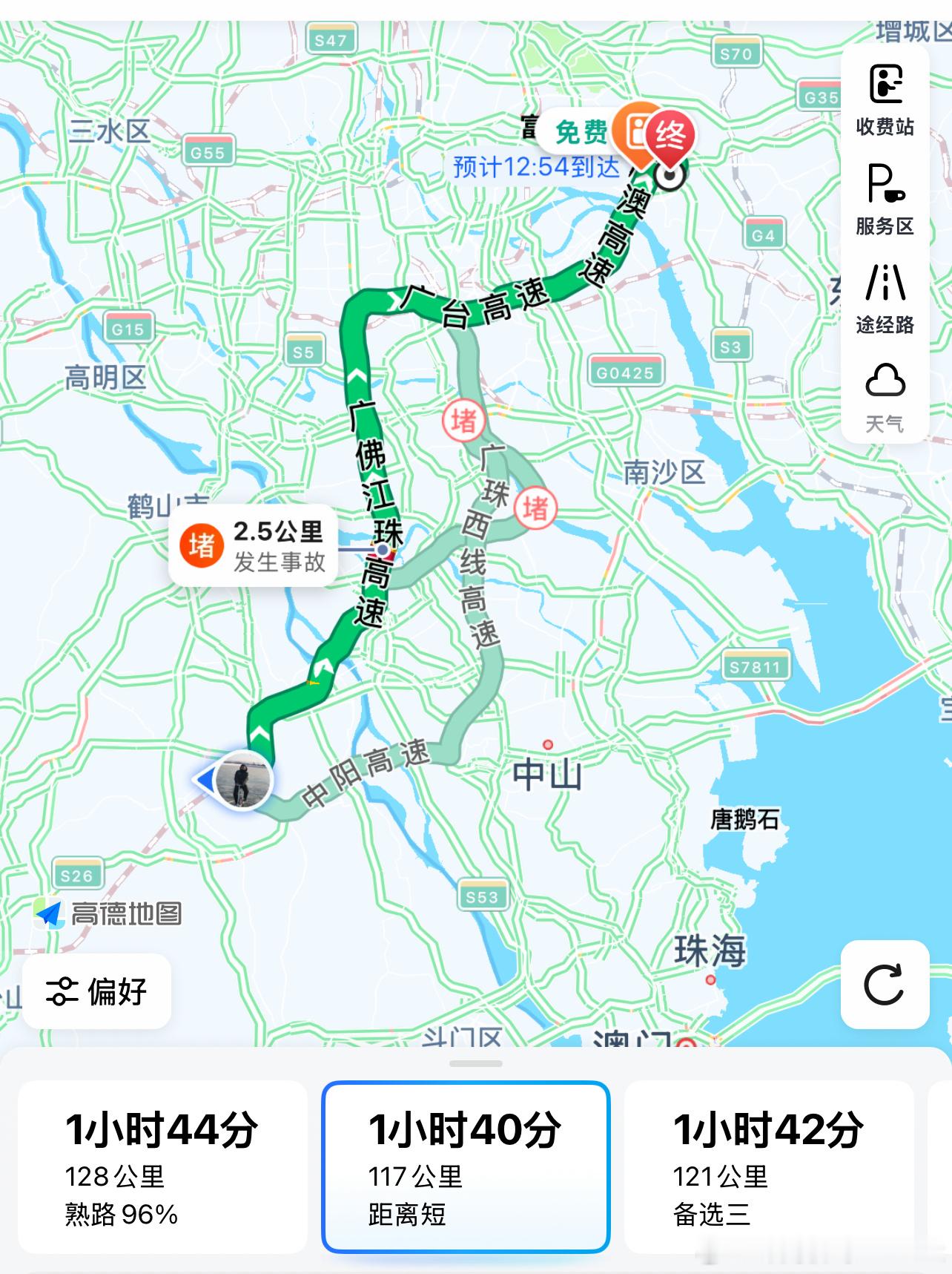高速堵车出发前看了一下导航确实开始慢慢堵车起来了还发生了一些事故大家回程注意安全