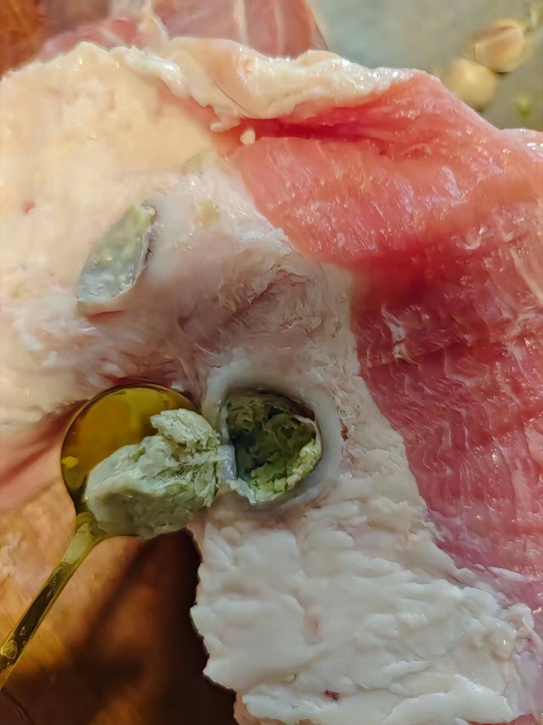 买了一块猪肉  切开后这样   这肉还能不能要了？ 