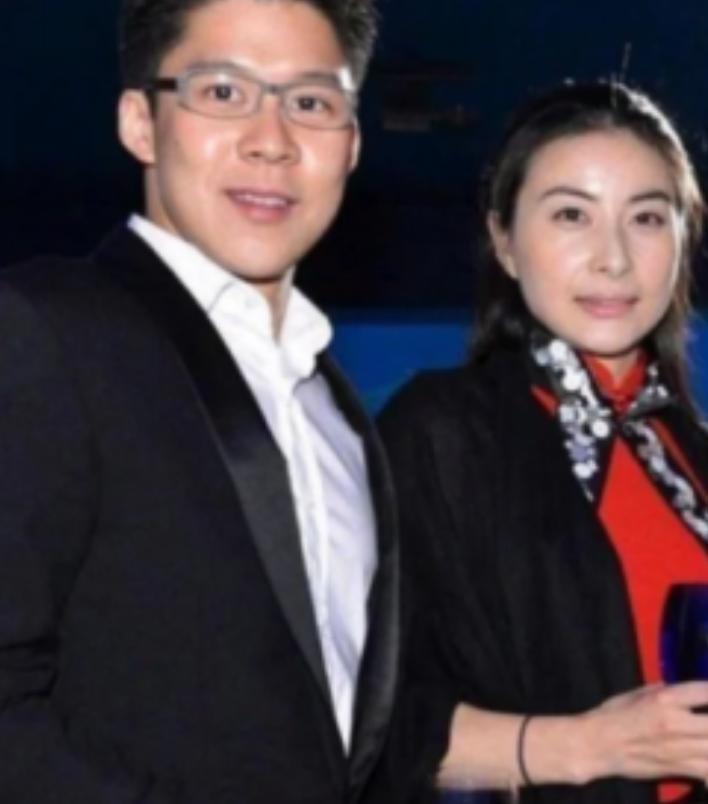 2000年，霍启刚第一次带女友回家，朱玲玲只看了一眼，便说：“你们不合适，分了吧