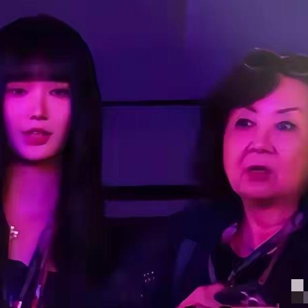 林俊杰的妈妈看着好凶啊，
林俊杰新女友七七和未来婆婆一起现身看F1，林俊杰妈妈全