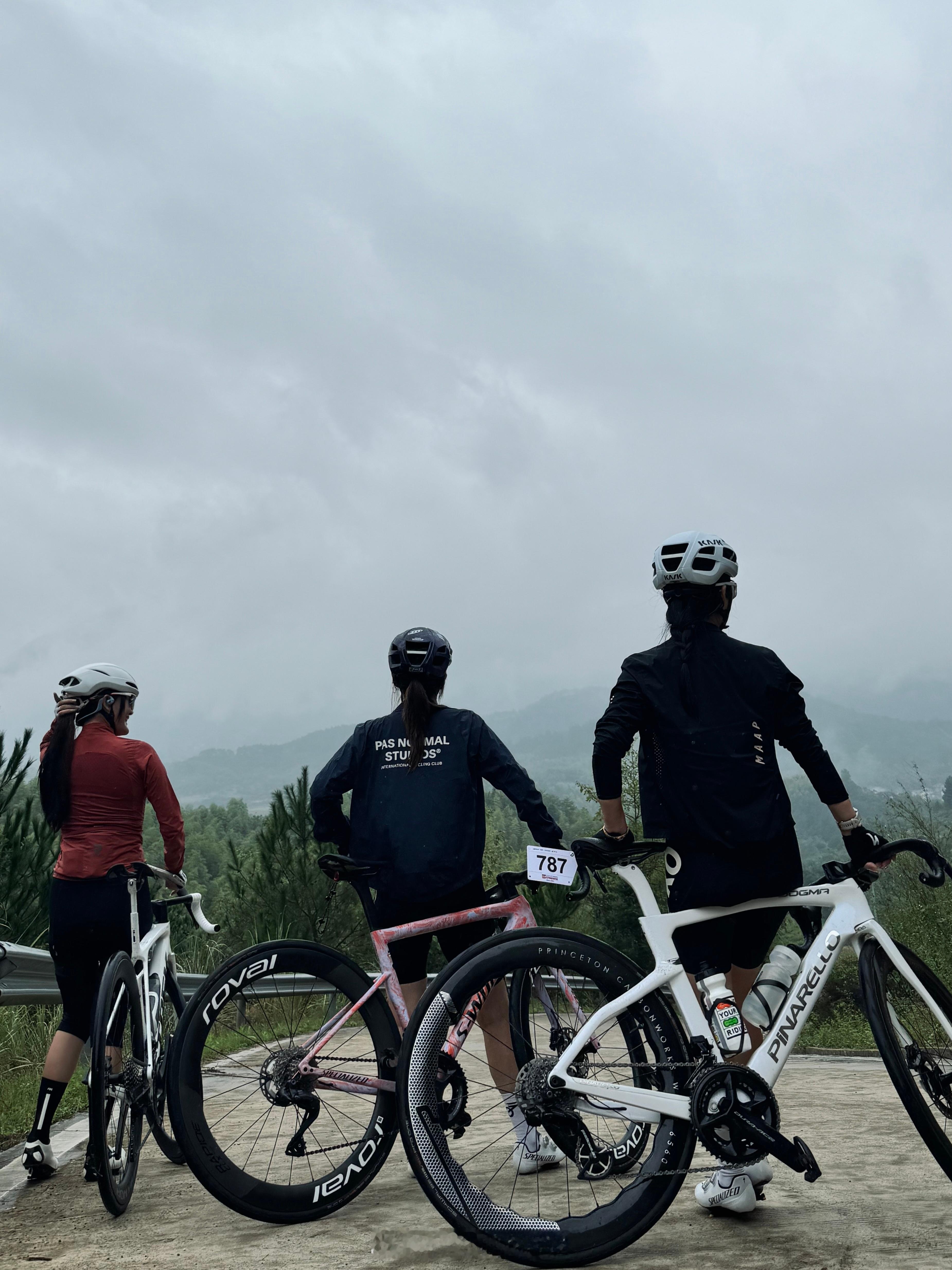 人群太吵了 我想去见山⛰️没想到 见山要下来推车🚴🏻‍♀️#燃动一夏#  ​