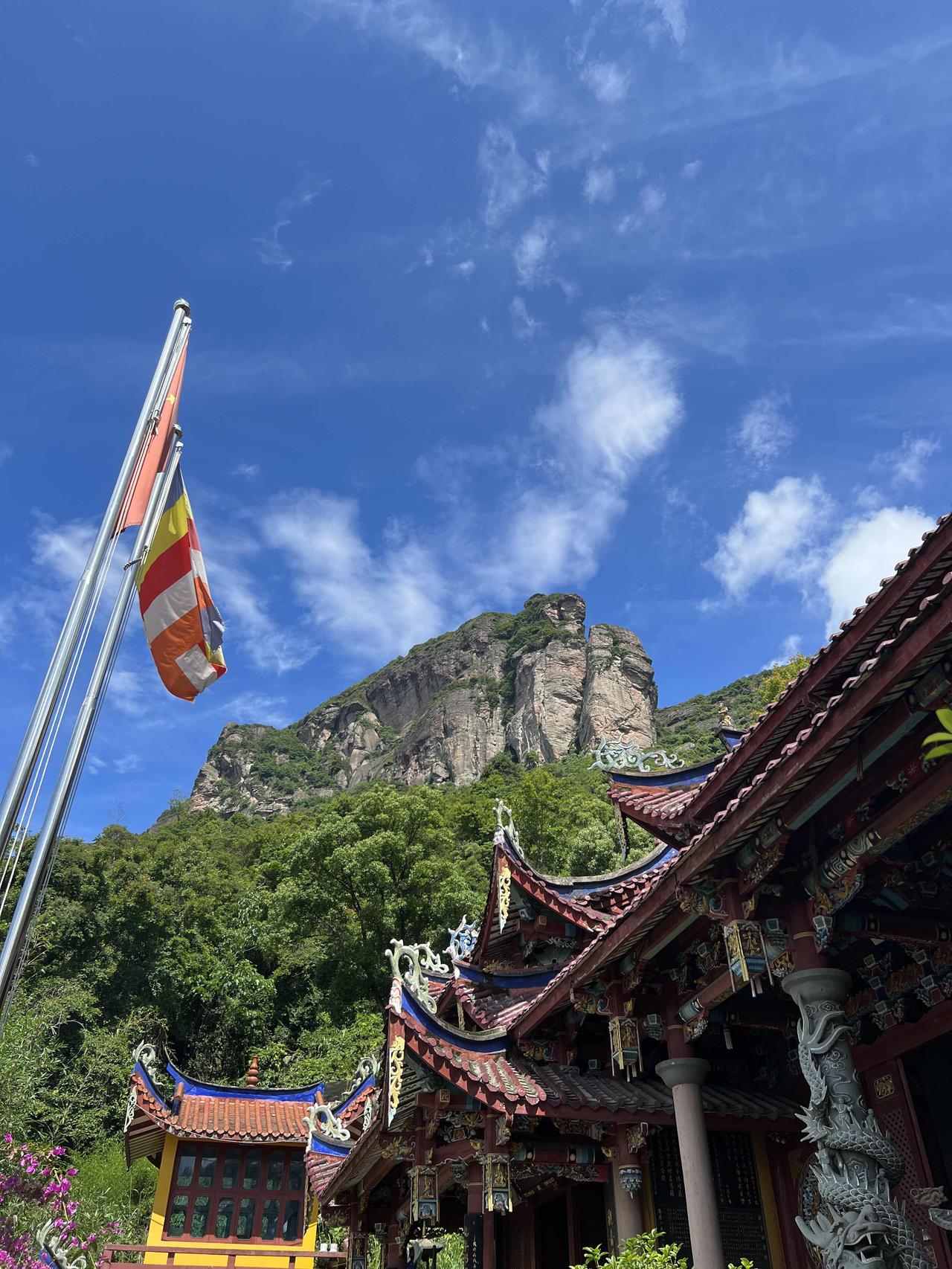 五虎山五灵岩禅寺的民间传说：“岐尾虎虎峰落石成山门”，相传在某个电闪雷鸣、风雨交