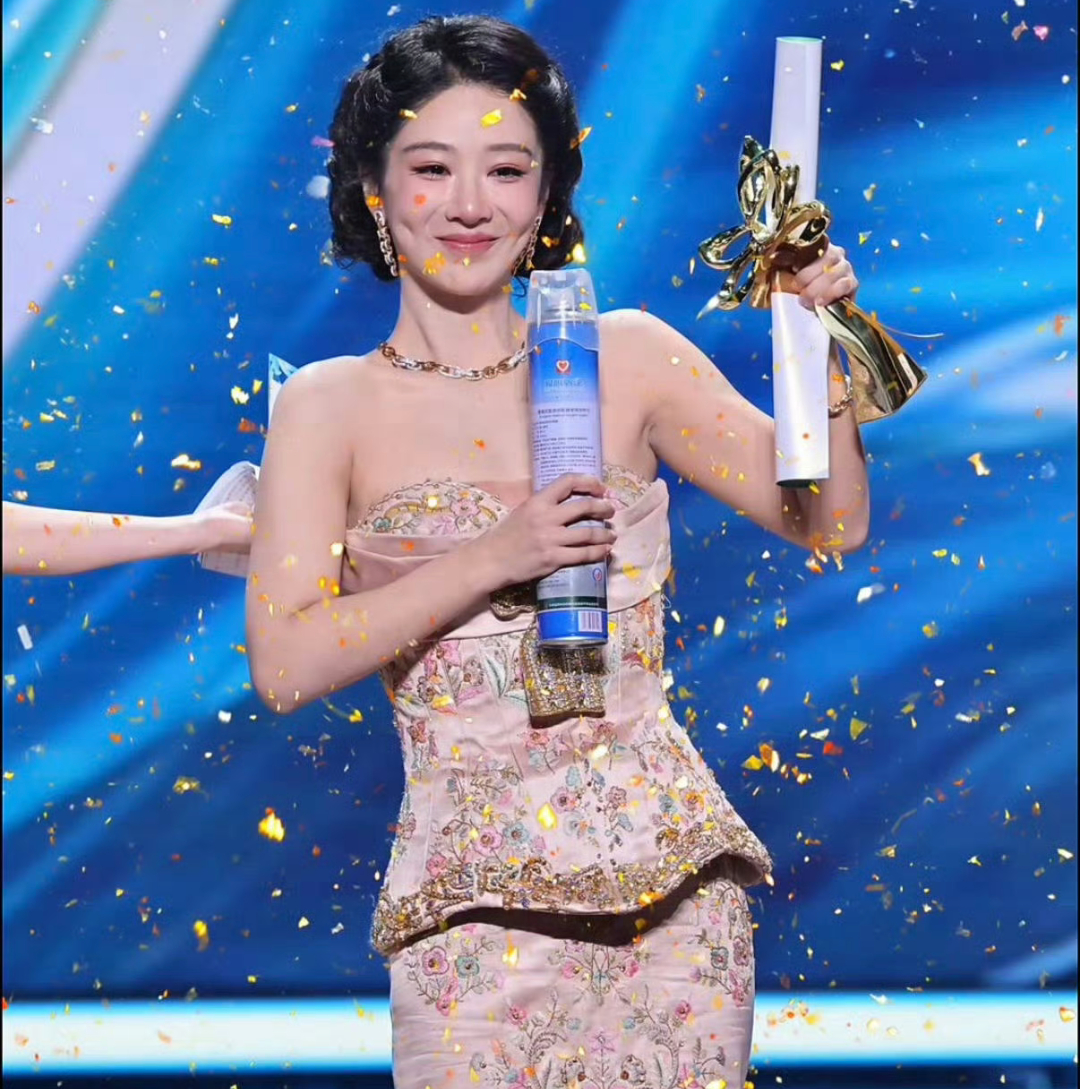 迪丽热巴的金鹰视后和杨紫的白玉兰视后那个更有含金量👀👀👀 
