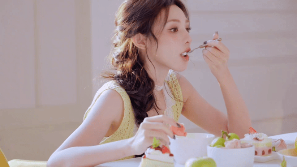 一整个被这波复古暴击美到！灵动眼眸藏着少女感，治愈笑容感染力十足，简约搭配穿出当