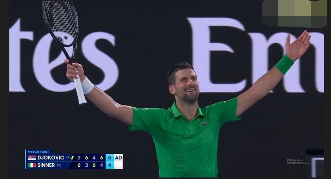 德约在决胜盘的第三个赛末点成功兑现比赛的胜利，恭喜德约时隔三年再次杀入澳网的决赛