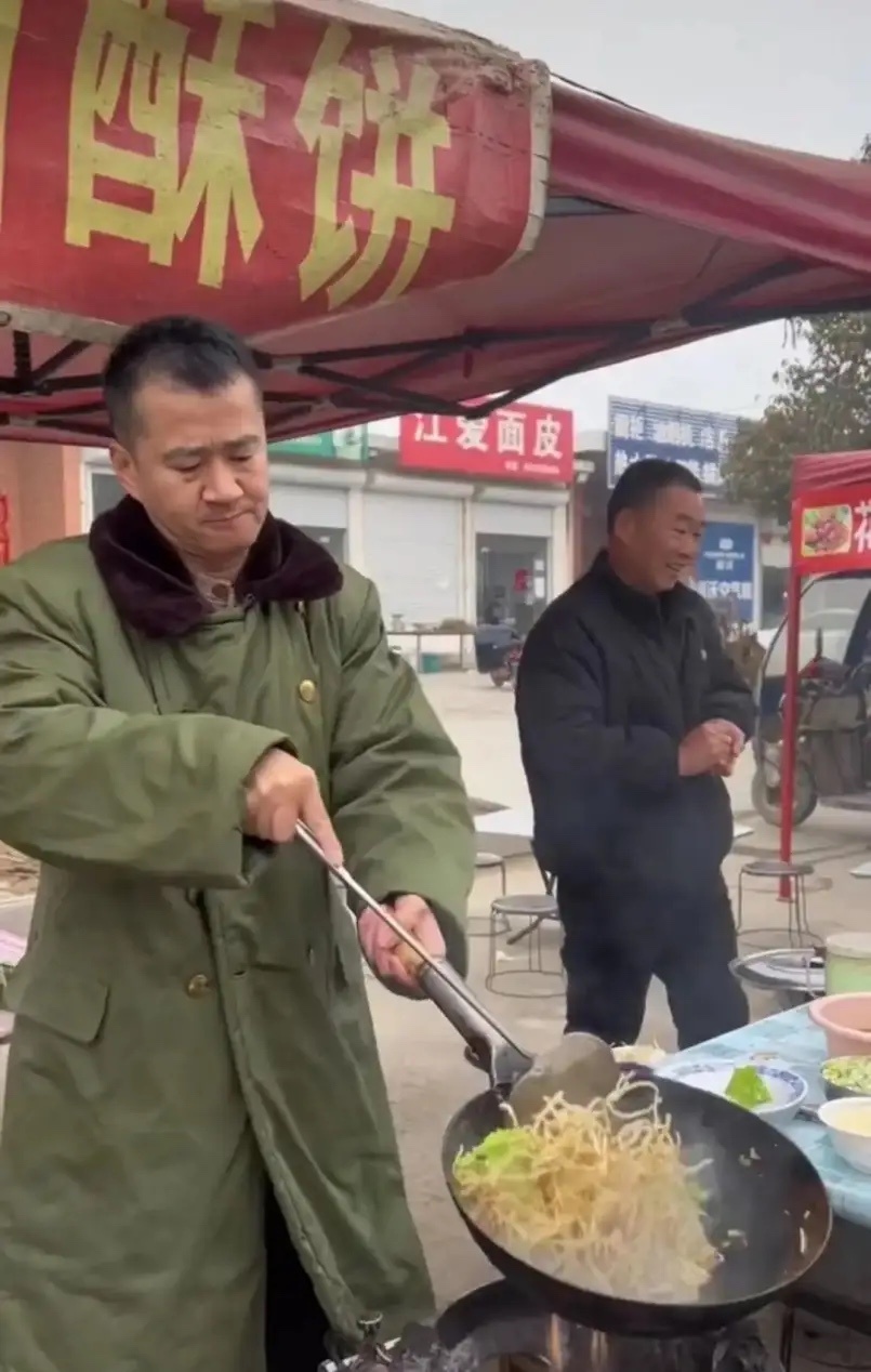 演员李嘉明拍了大半辈子戏，前不久晒出一张片酬结算单：一天一千五，拍了四天，到手五