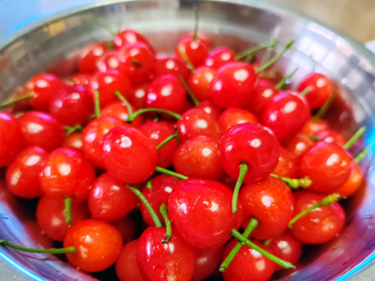满满一盆红亮亮的樱桃，看着就超治愈呀🍒 初夏的甜蜜瞬间，一口爆汁，快乐直接拉满
