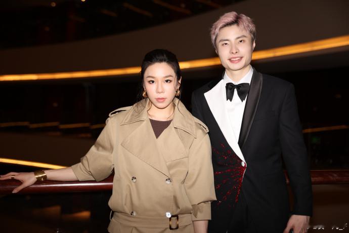 贾一凡石宇奇合照，在社交媒体晒出自己参加世界羽联世界巡回赛总决赛欢迎晚宴的照片，