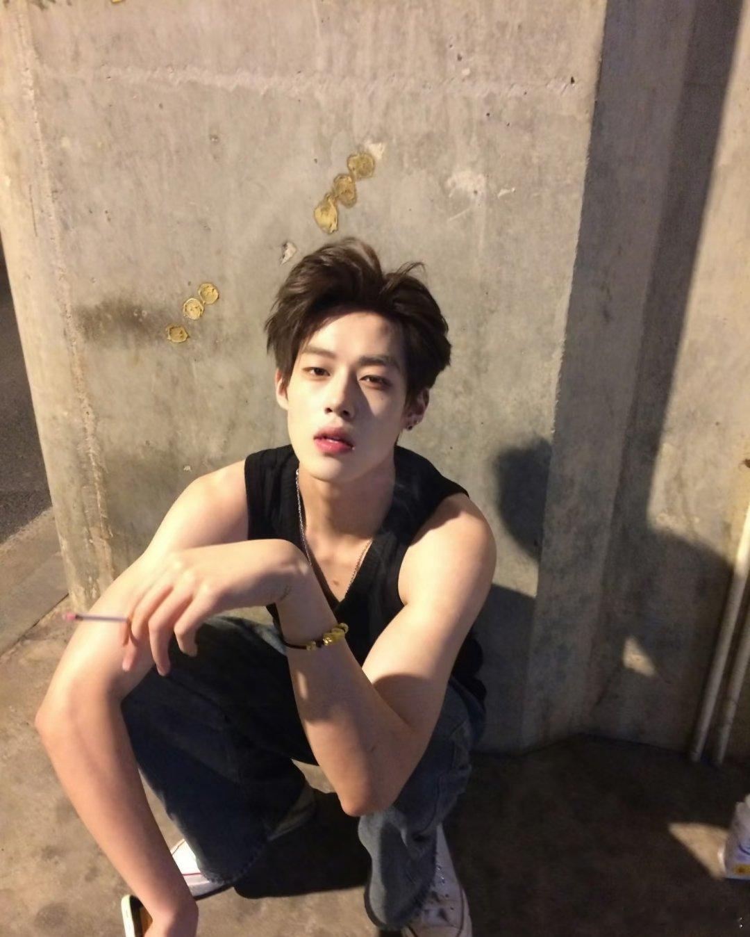 韩汶栩 ZXY雨韩汶栩这事看得我有点生理不适。一边在直播里装单身男友人设吸粉，一