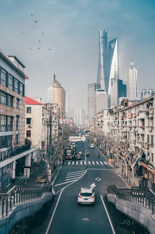 生活宛如一场没有预设赛道的旅行，它并非全然圆满，却总会在转角处带来回甘。
许多人