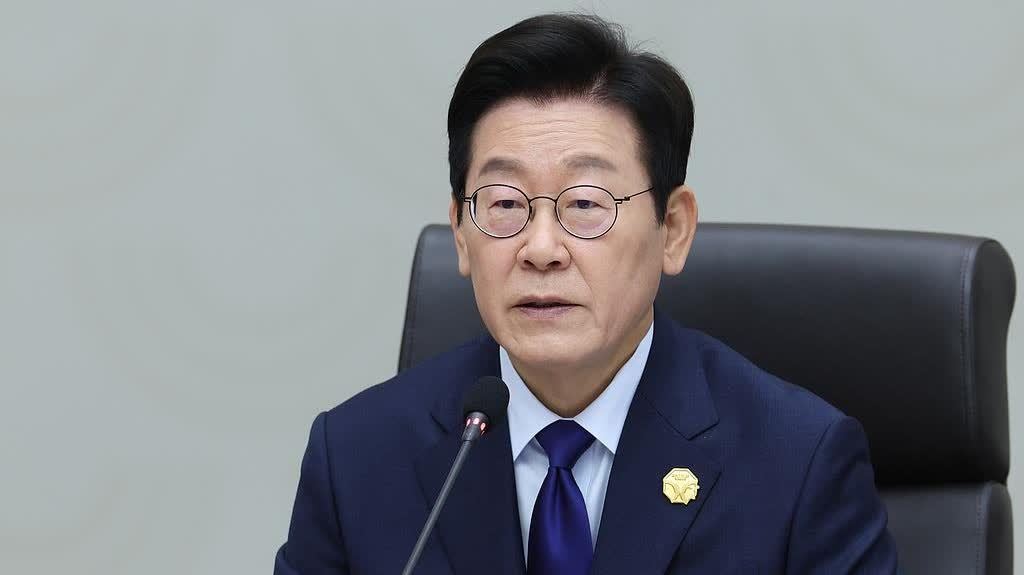 韩国总统李在明在一场教育工作会议上，对加强汉字教育的提议表示认同。他以中国古籍千