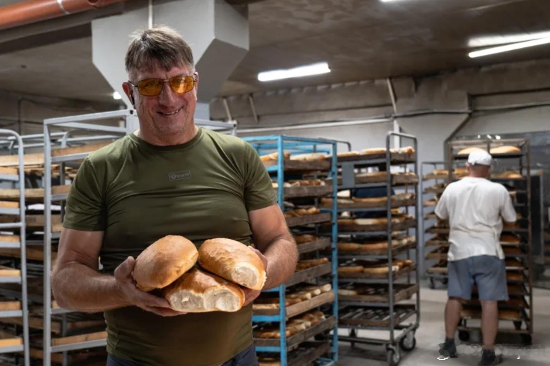 【一条面包的战线：乌东烘焙工坊里，生命与希望一同出炉】俄乌冲突海外新鲜事 清晨六