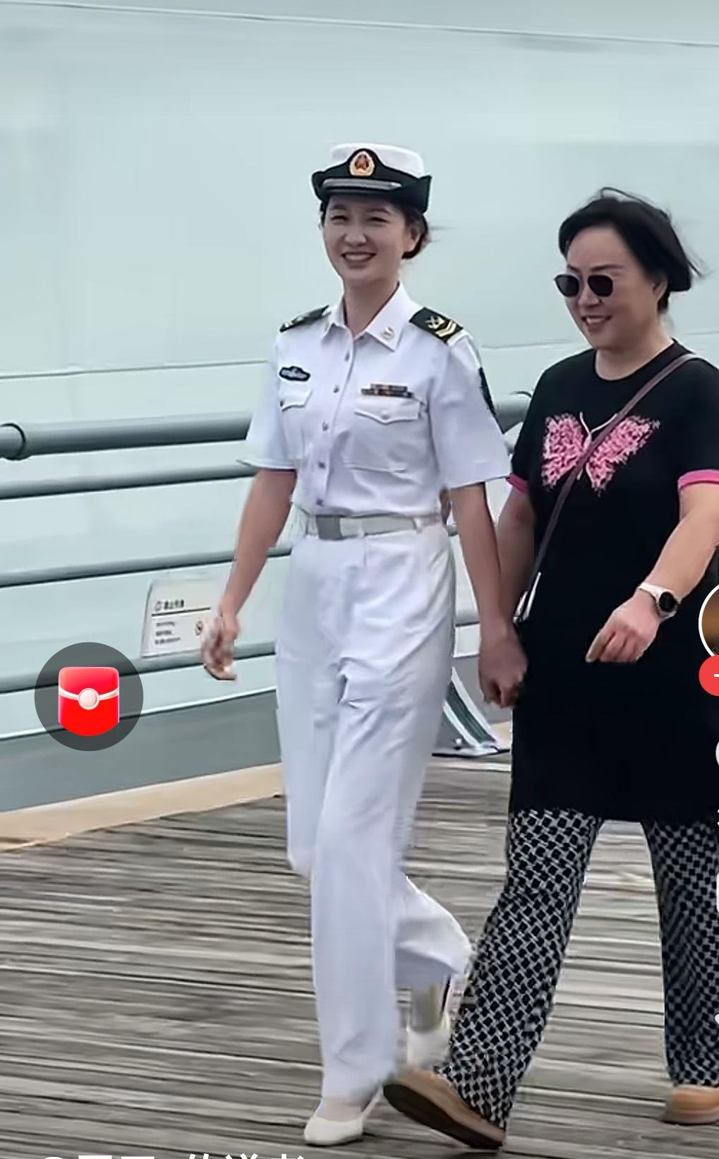 北方某海军码头今天迎来开放日，游客们来到军舰上观光旅游，水兵小姐姐热情地上来跟小