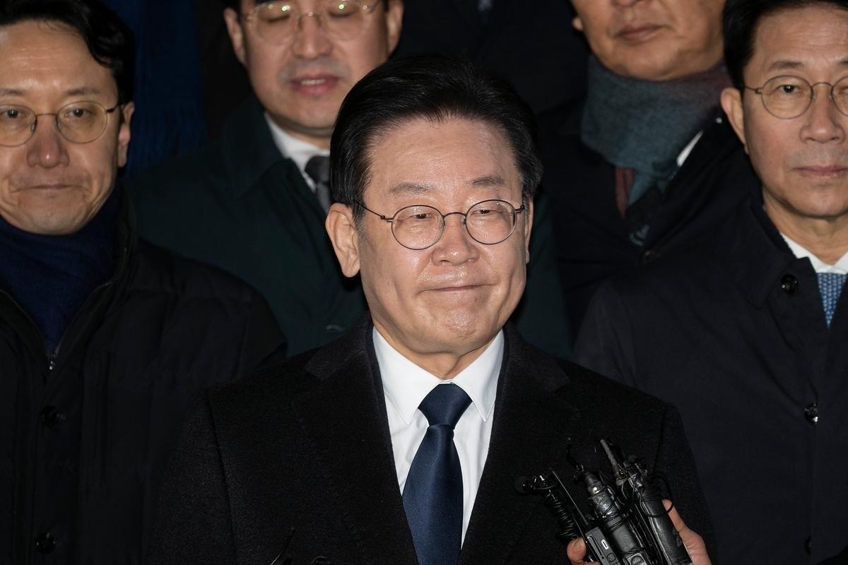 韩国首尔在经过一夜的风波之后，终于回归平静，共同民主党党首李在明要求军警和部队回