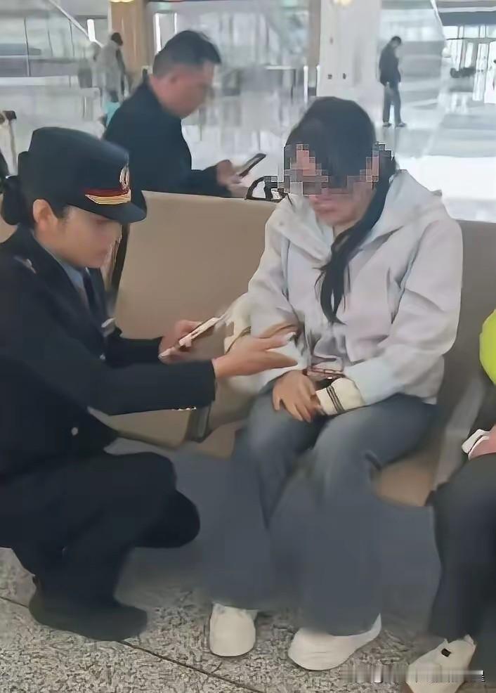 西安东站这一幕，狠狠打烂了所有人的冷漠心态！
​候车大厅里，一名打工姑娘崩溃大哭