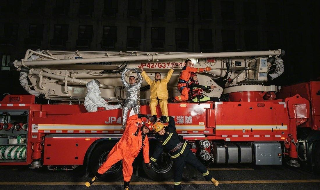 白天，他们是冲进火场的人；
夜晚，他们也会这样，笑着闹着，把疲惫放一放。

同一