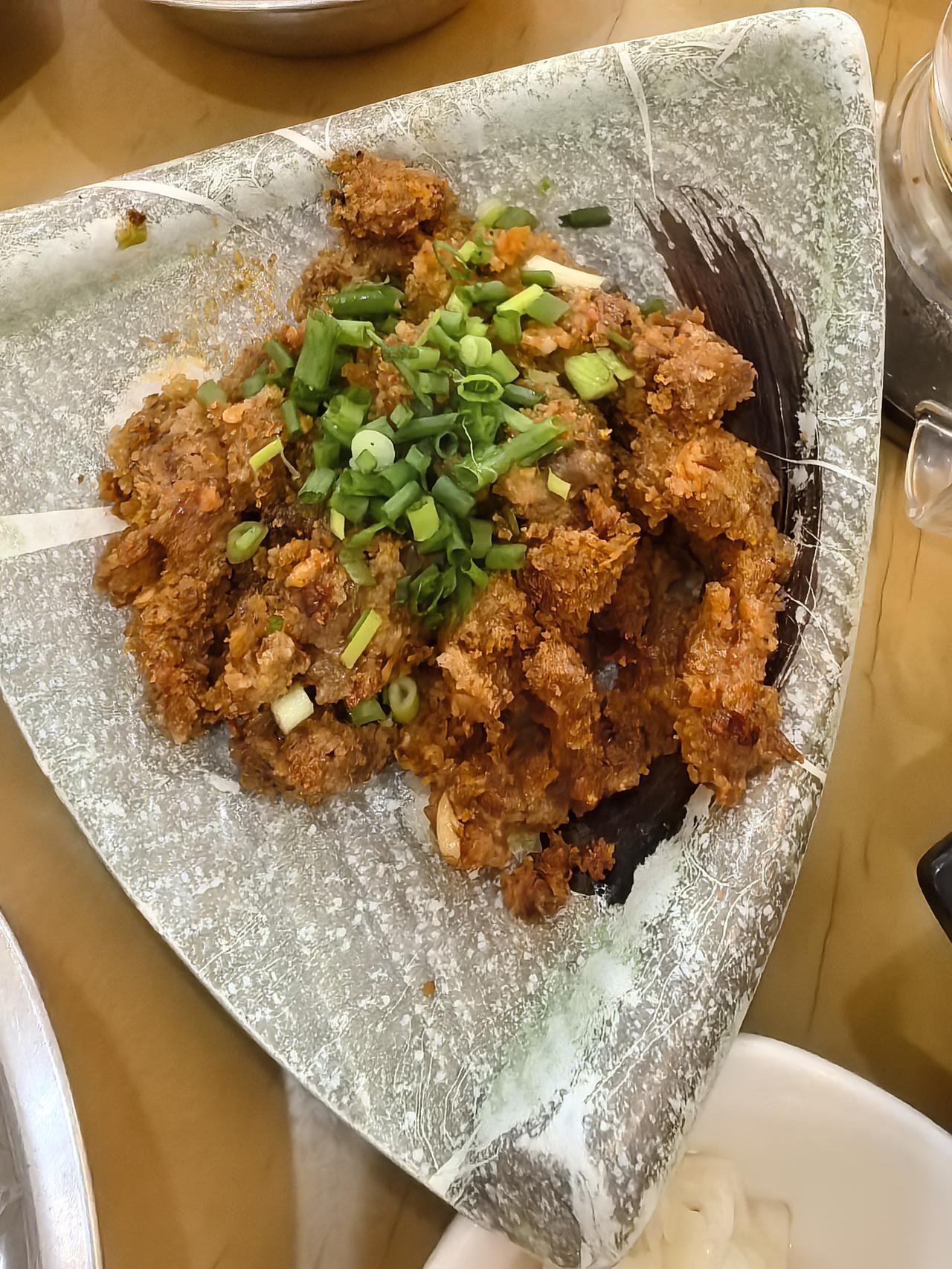 突然很想吃这个菜，想得流口水了。
又不能出门觅食，娃感冒了。
只能陪他在家里蹲。