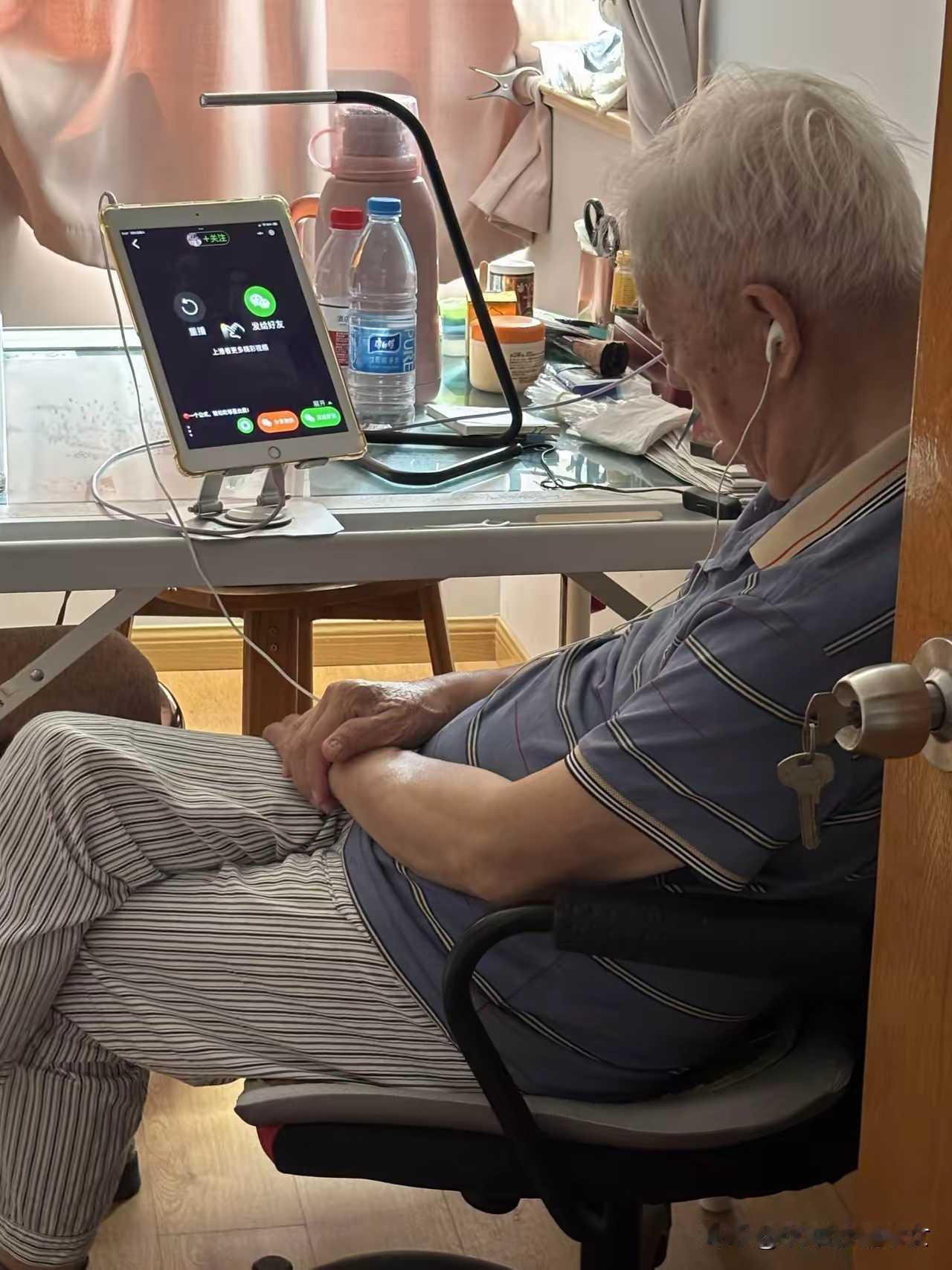老父亲每天上午要打盹💤
