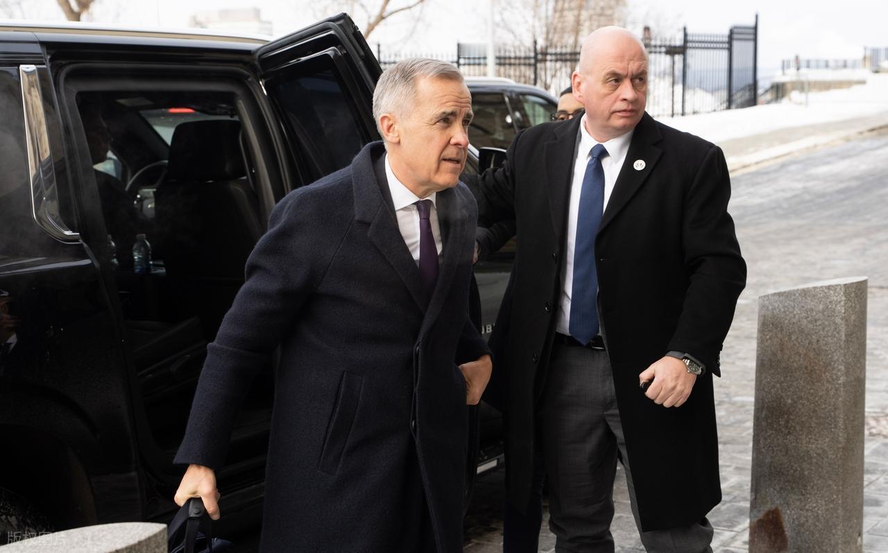 特朗普对加拿大的敌意，已经嚣张到没底线、没体面了！不是随口骂两句“占美国便宜”，