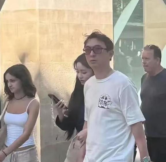 🌙王思聪很可能不会再回国，这并不是因为他欠了20亿，也不是因为王健林卖掉了48