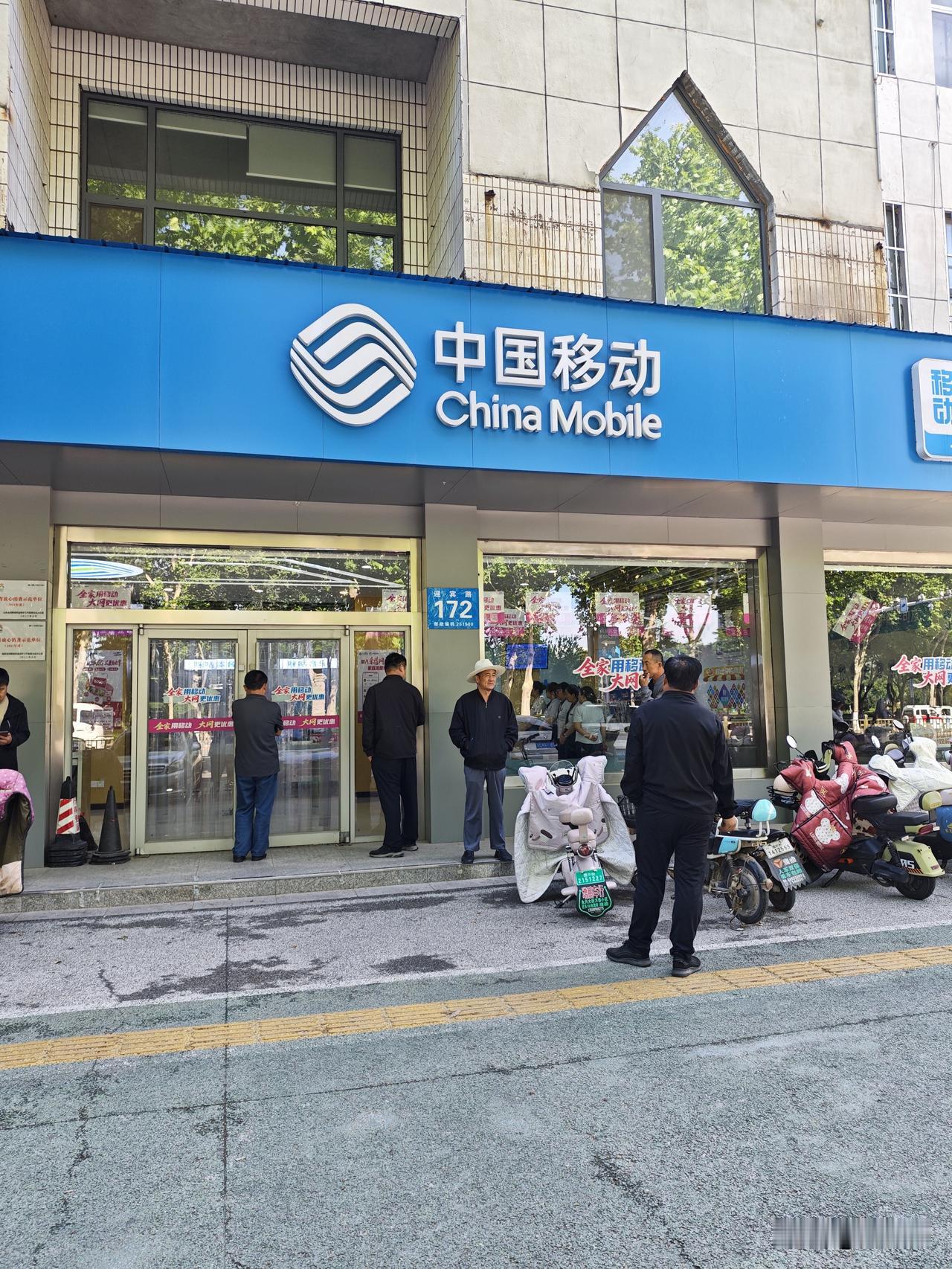 你能看出8点25分，国企门口和个体门店的区别吗？