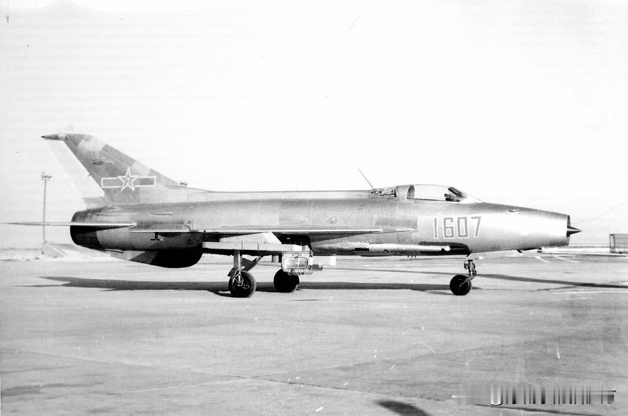 个人觉得是早期最好看的国产歼击机：歼七。配图依次是：歼七、歼七一、歼七二、歼七三