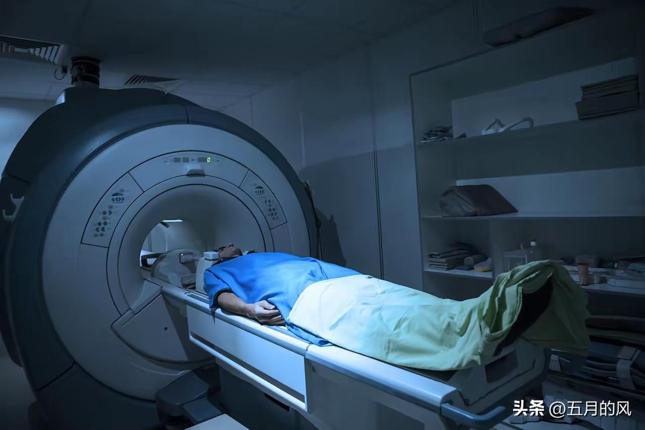 真是太离谱了。武汉一男子到医院做核磁被遗忘机器内6个多小时，涉事医生已停职。
 