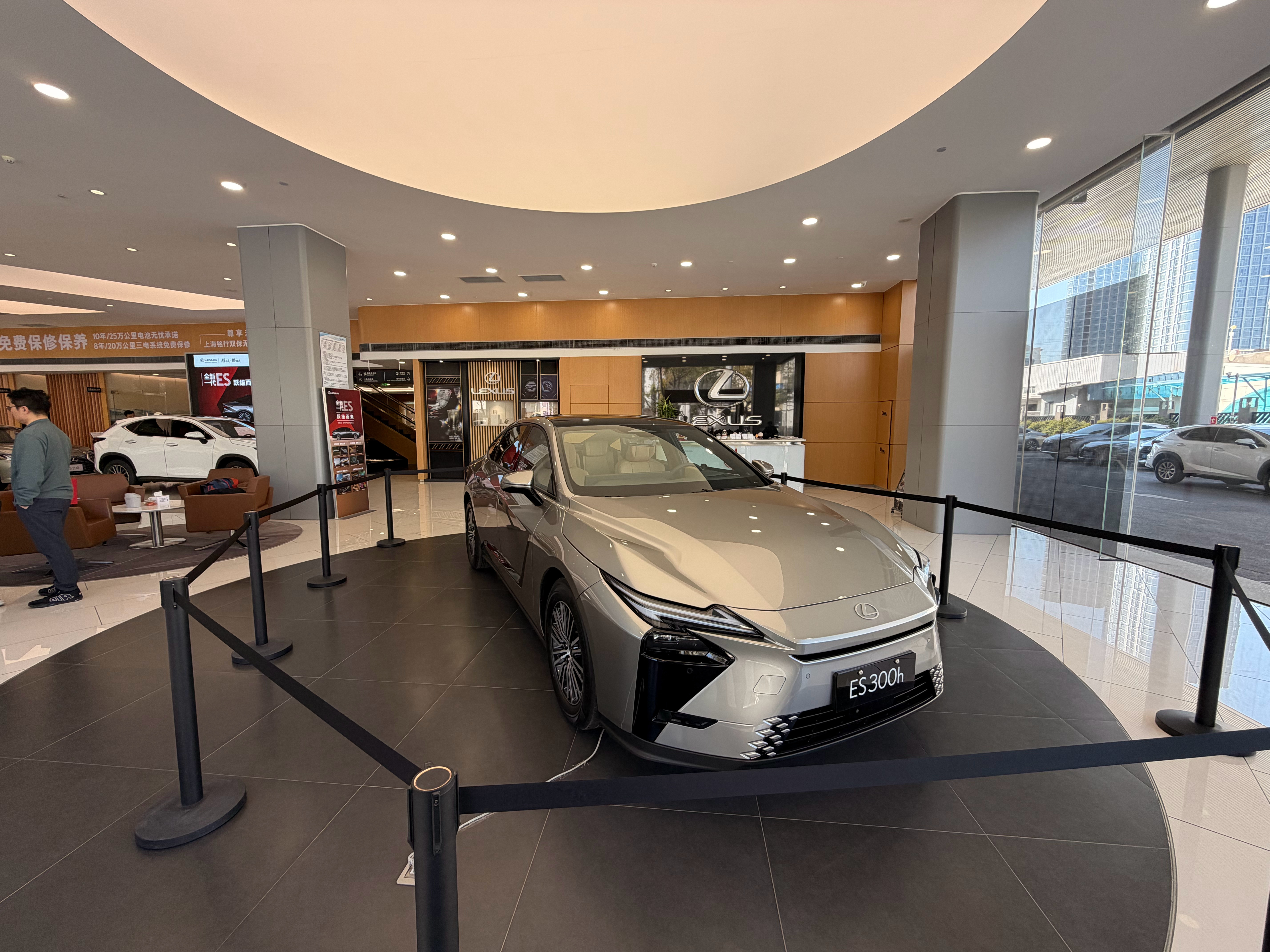 雷克萨斯ES大家有什么感兴趣的吗，混动和纯电版，正式开始宣传节奏了