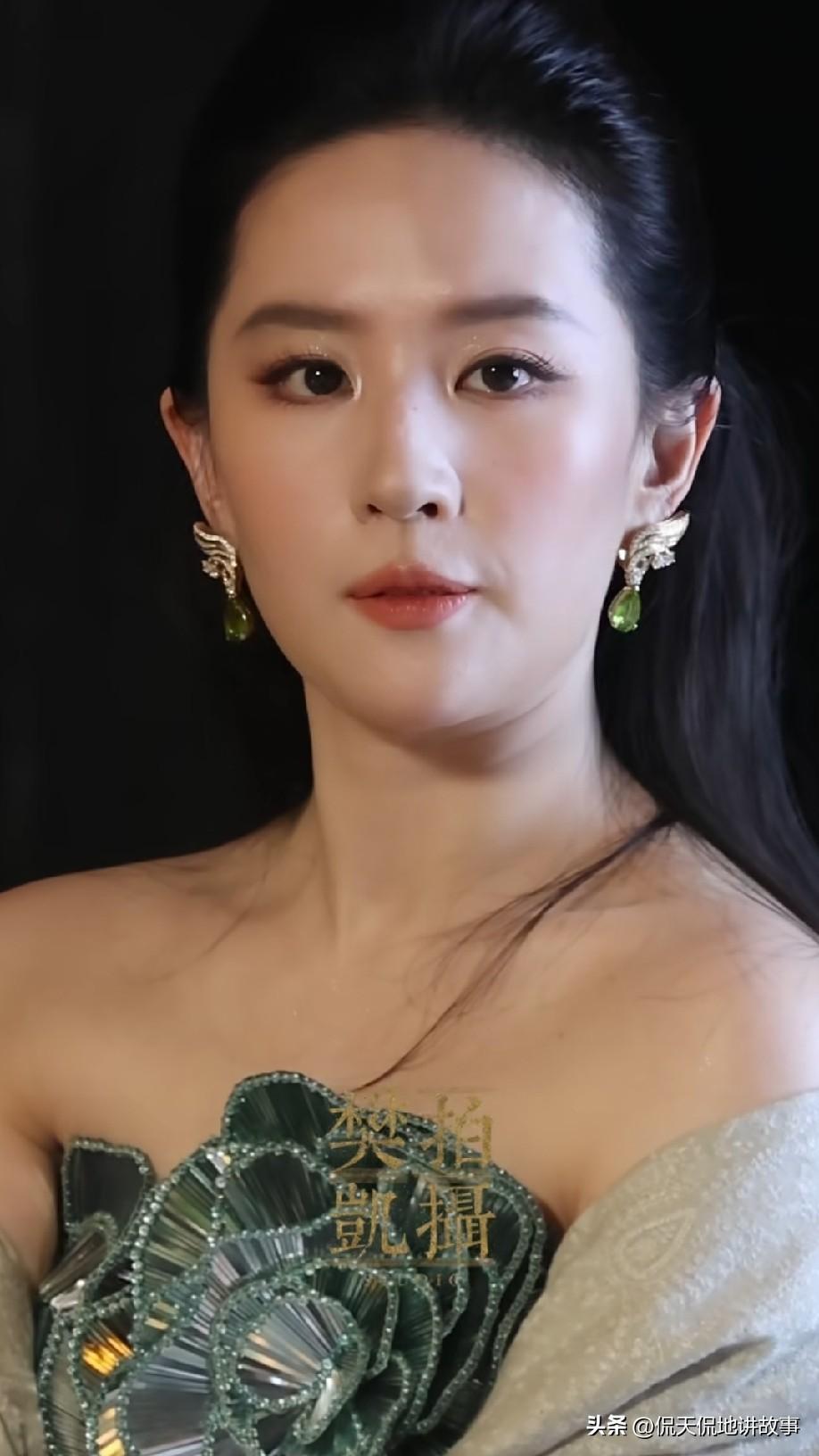 刘亦菲面相福相满满，眼神柔和友善，毫无城府尖锐，完美印证相由心生。
得益于家人给