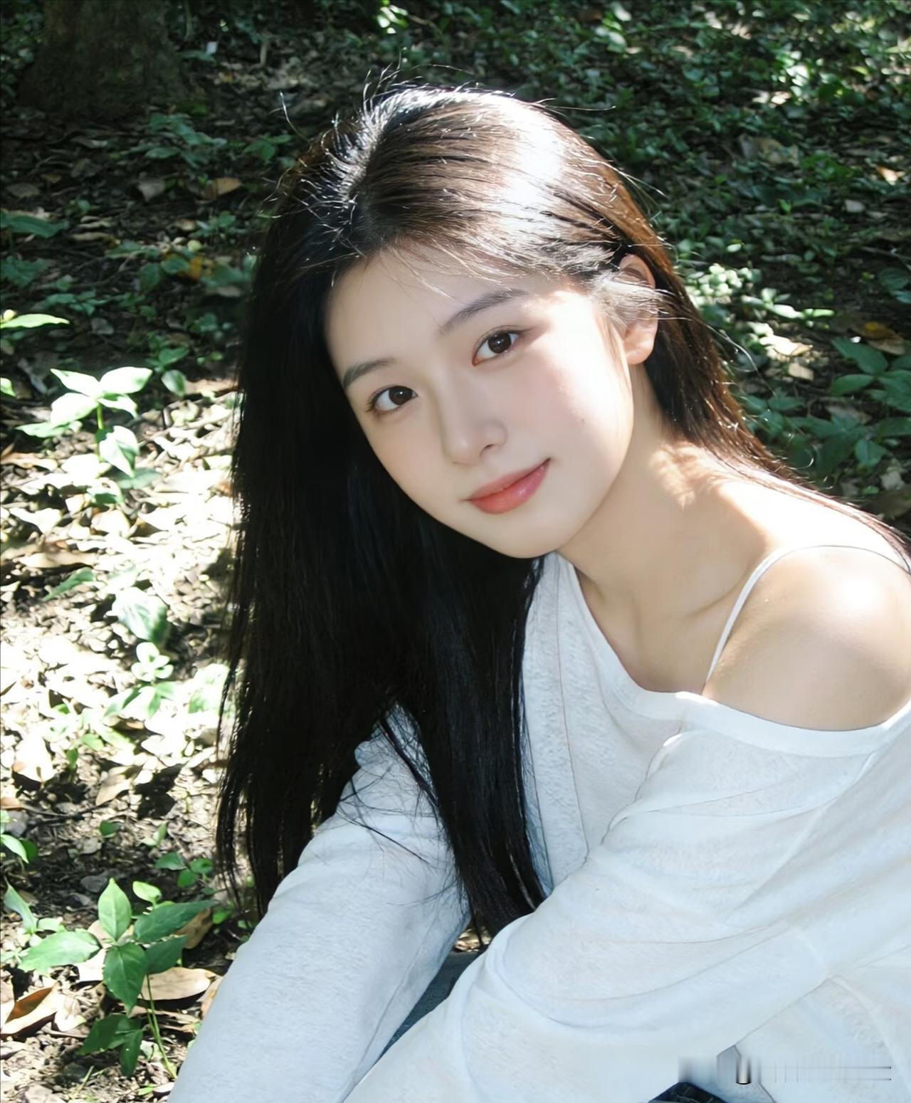 定风波·林间清颜
 
闲坐幽林碧草旁，晴光碎影落衣裳。
一缕青丝随风软，温婉，明