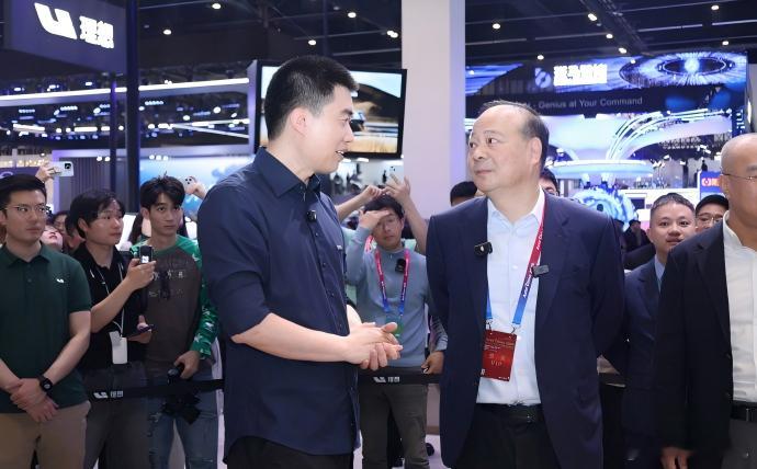 曾毓群到访理想展台 2026北京车展期间，宁德时代董事长曾毓群到访理想汽车展台，