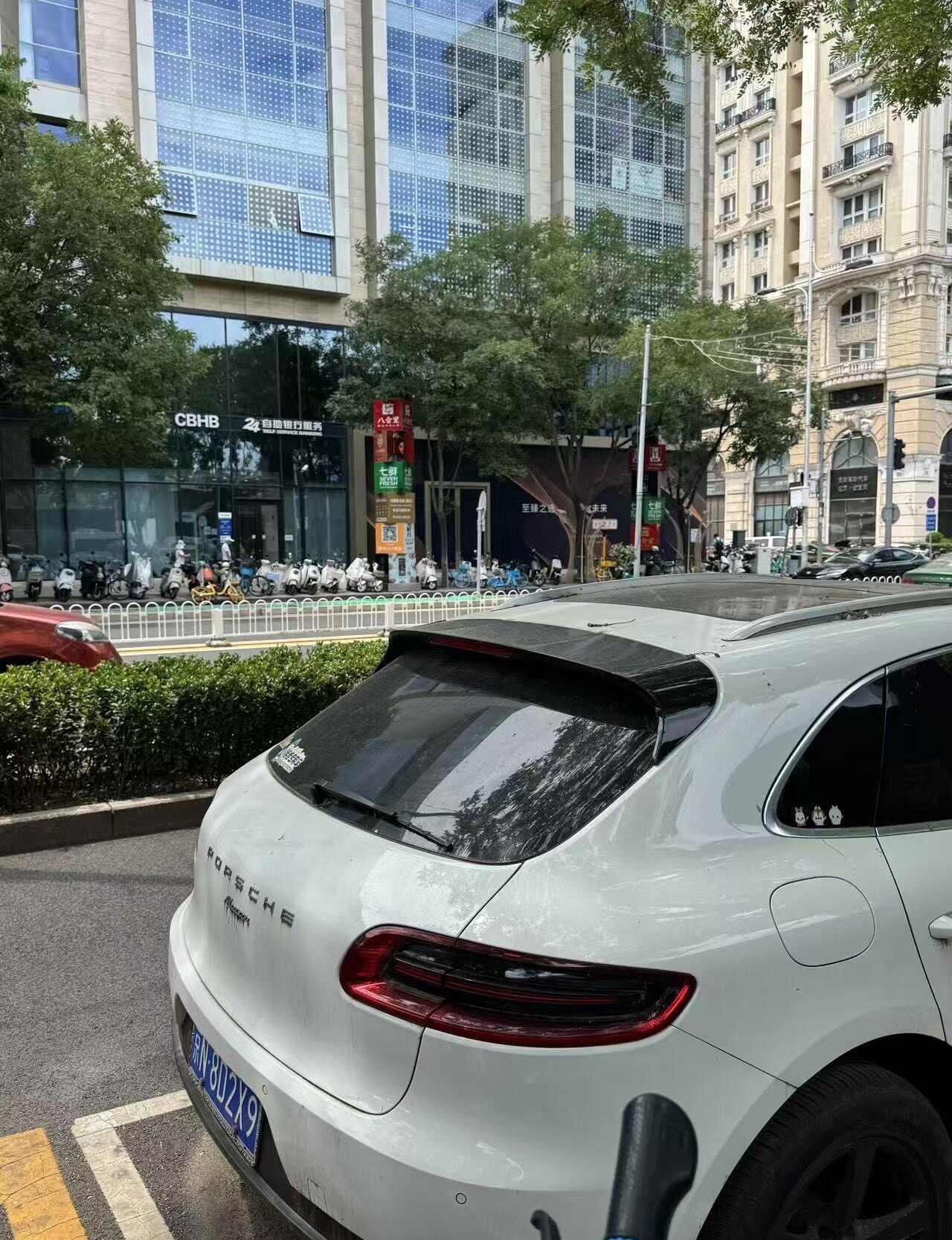 游走北京金宝街，见证劳斯莱斯新店落地，繁华街巷，皆是顶级奢享氛围感。
北京金宝街