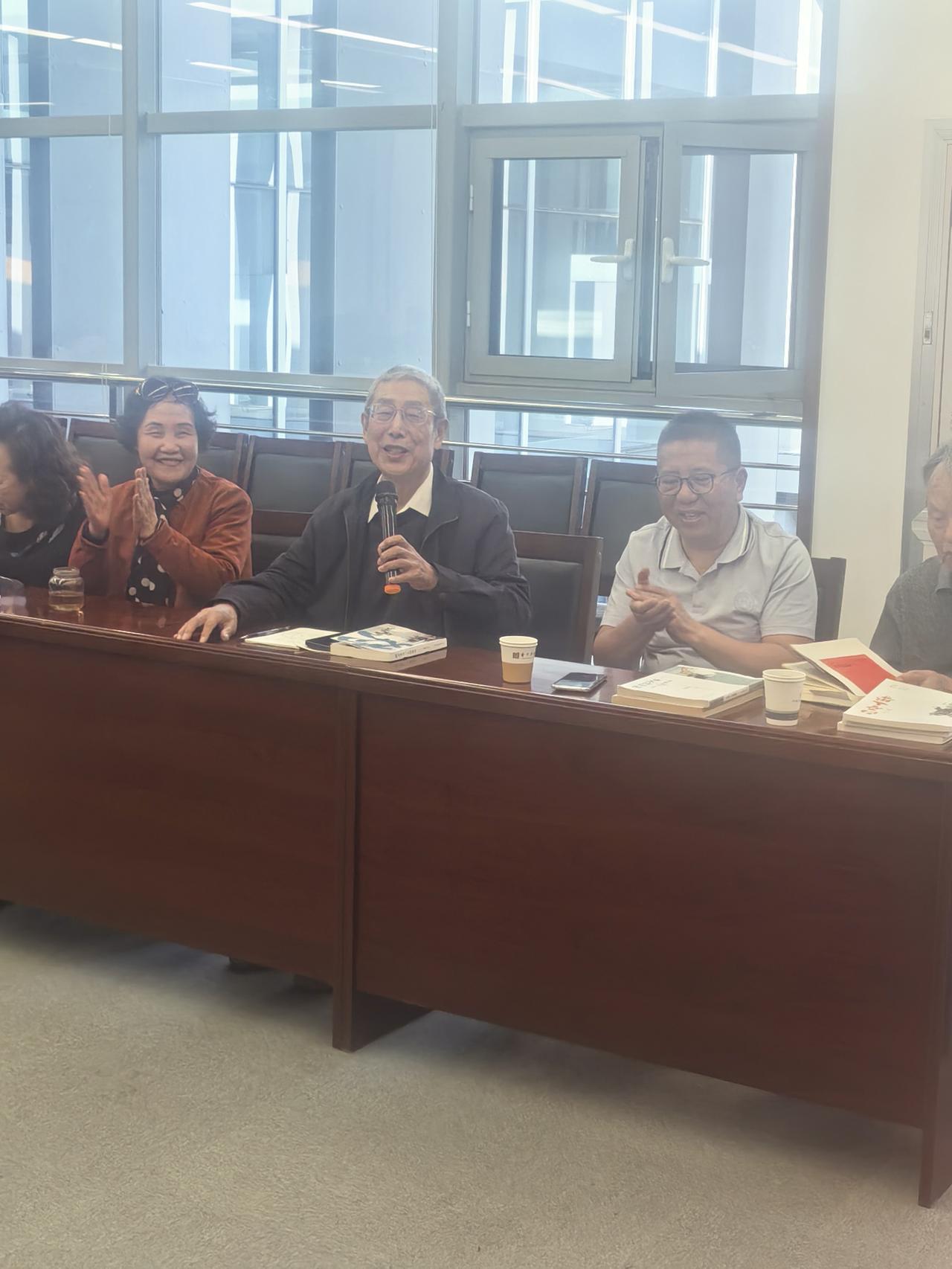 欢喜来过，人间值得
这是一本由华中科大出版社出的书。晋中市图联合同心读书会，邀作