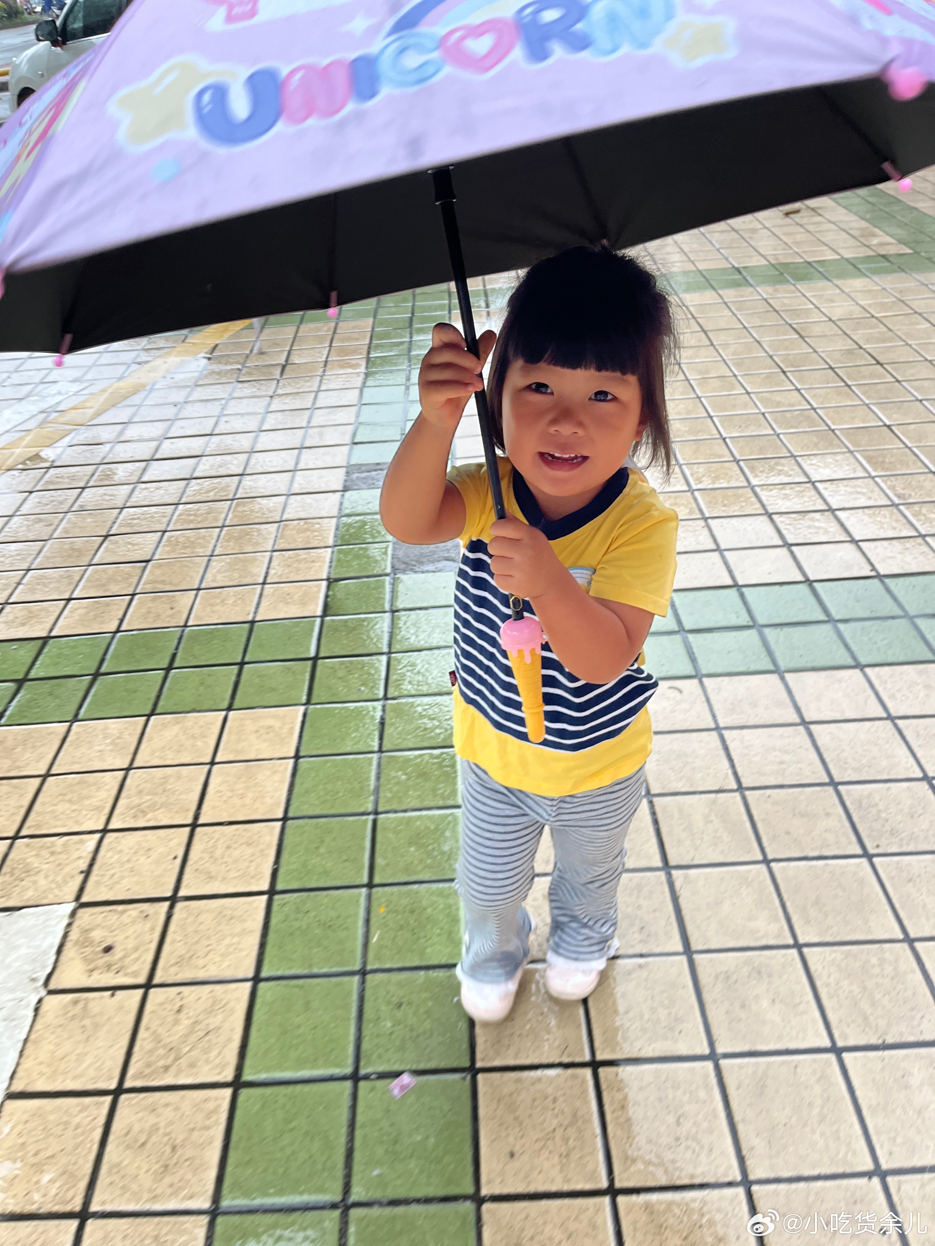 下雨了，起来的时候没下，出来的时候下了，穿阔腿裤，裤子都湿掉。和柠宝，到学校自己
