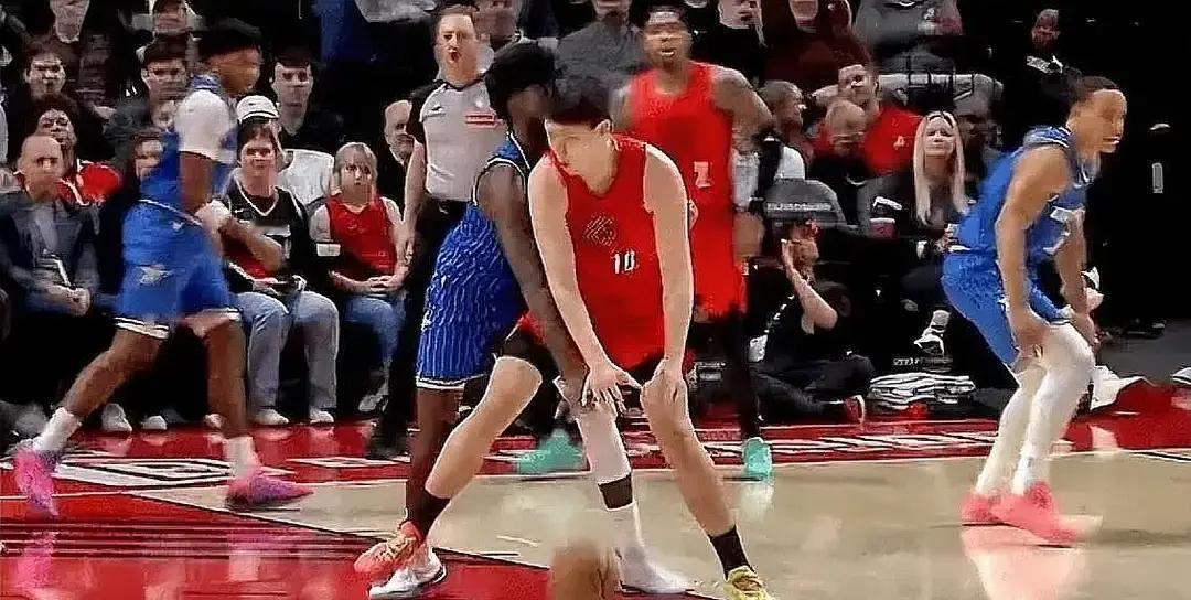 5场没打，杨瀚森上场第一秒就拿了4分。但你看完比赛得明白：他能站上NBA地板，是