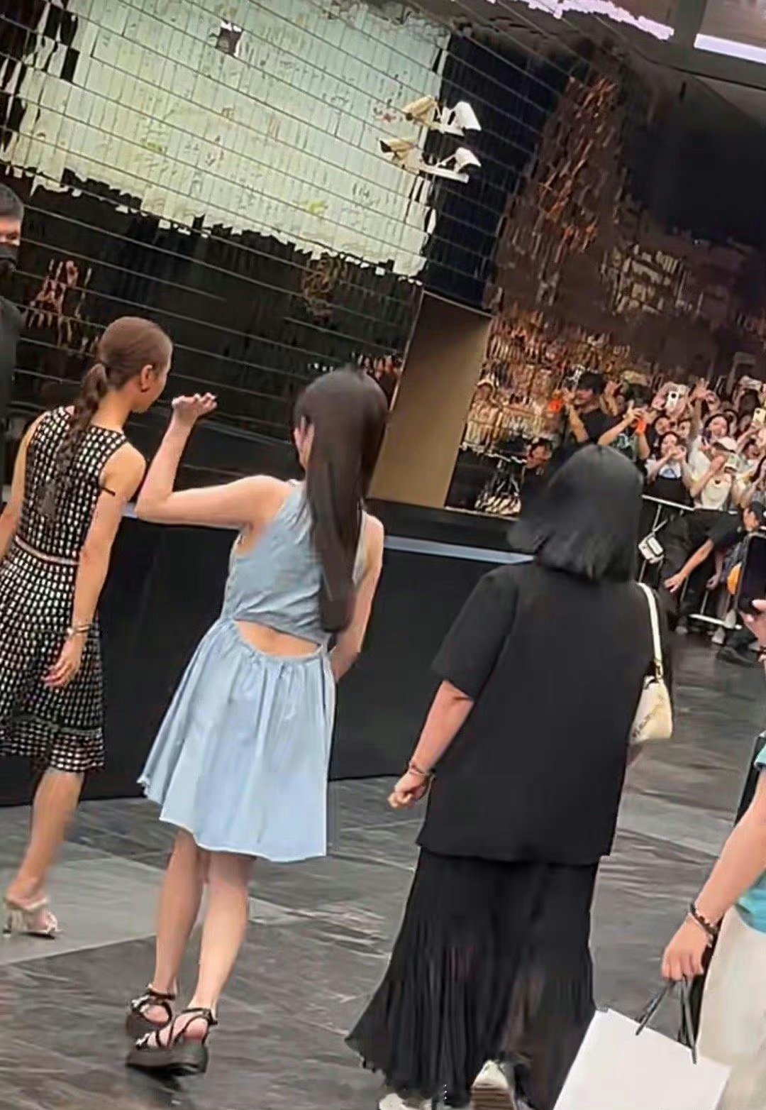 这粗壮的背影，一转头是白鹿[doge] ​​​