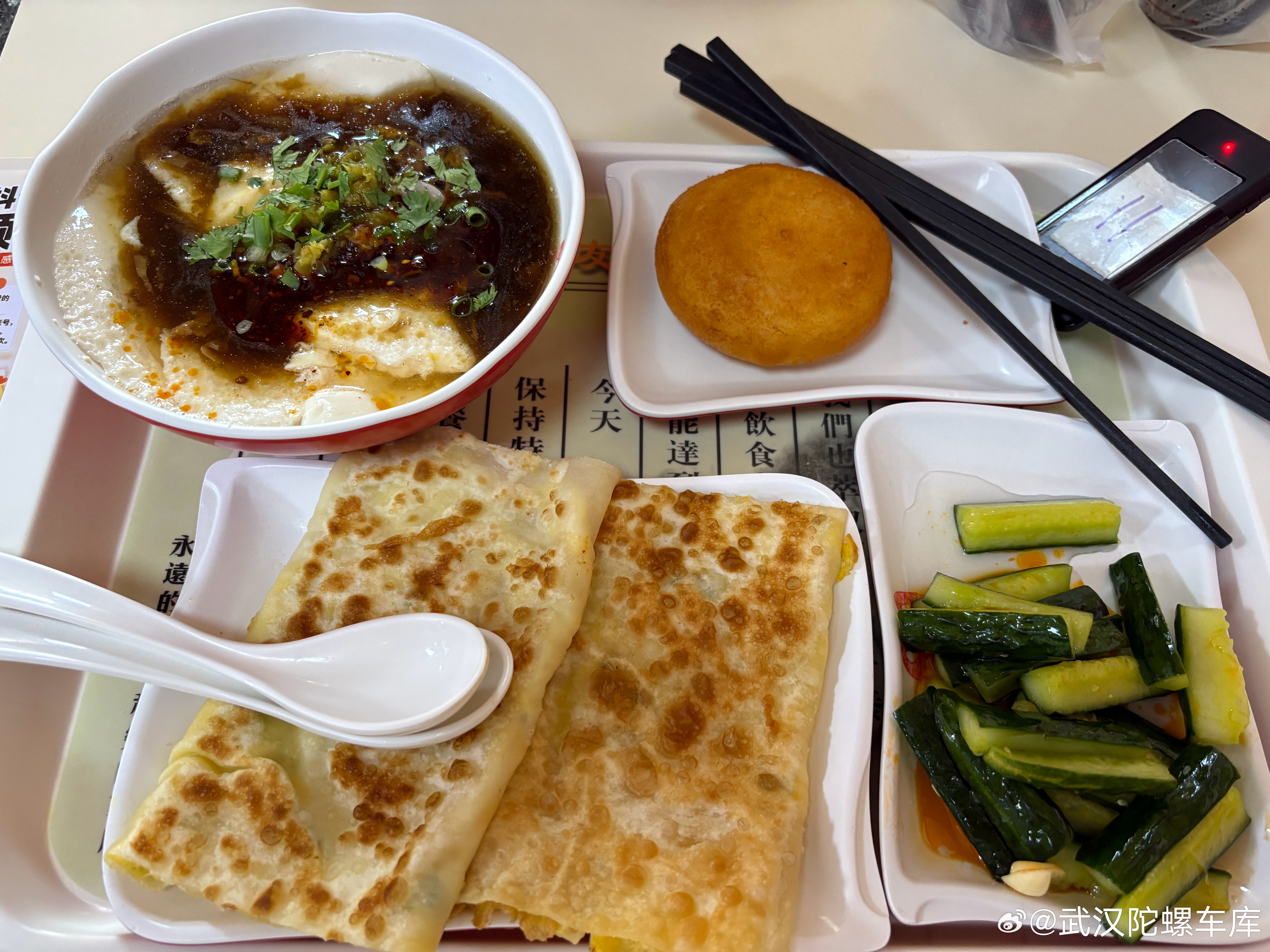 说“来碗豆花”的肯定是南方人了我们北方的咸豆腐脑必须得给游客们上一课 威海