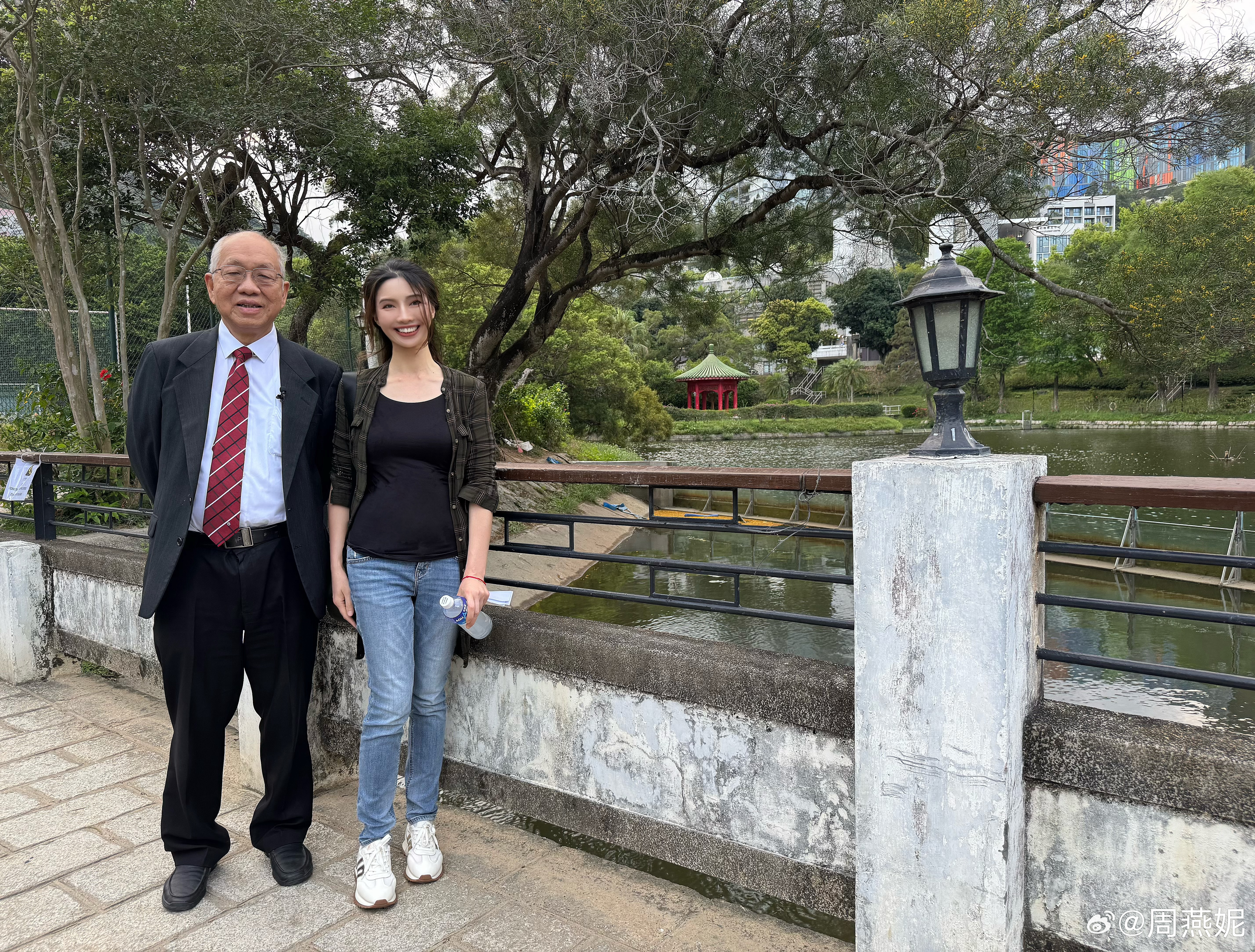 和著名数学家丘成桐先生在香港中文大学未圆湖。作为有数学界诺贝尔之称的“菲尔兹”奖